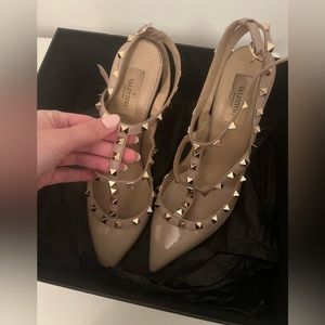 Valentino garavani rock stud pumps in beige / nude,